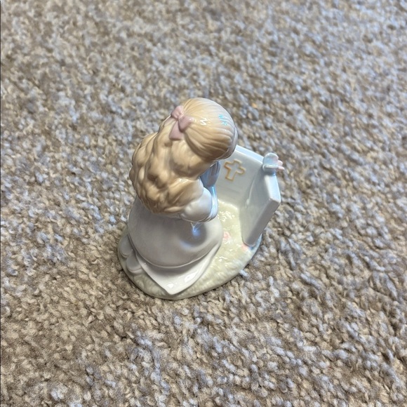 Hallmark Studio B - Little Girl Kneeling in Prayer w Bible - Porcelain Figurine - Picture 8 of 9